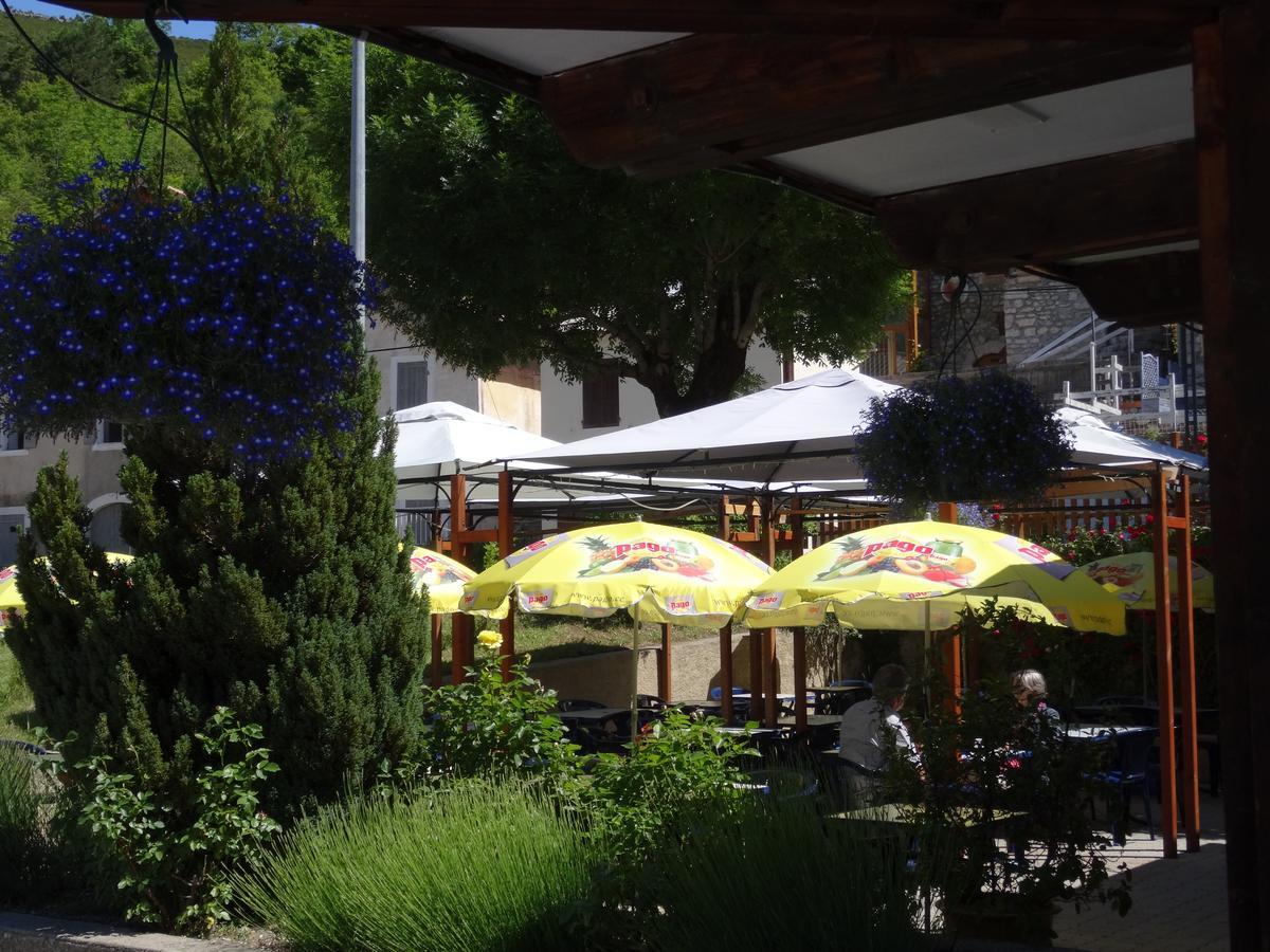 Hotel Restaurant Les Alpins Saint-Julien-en-Beauchêne Exterior foto